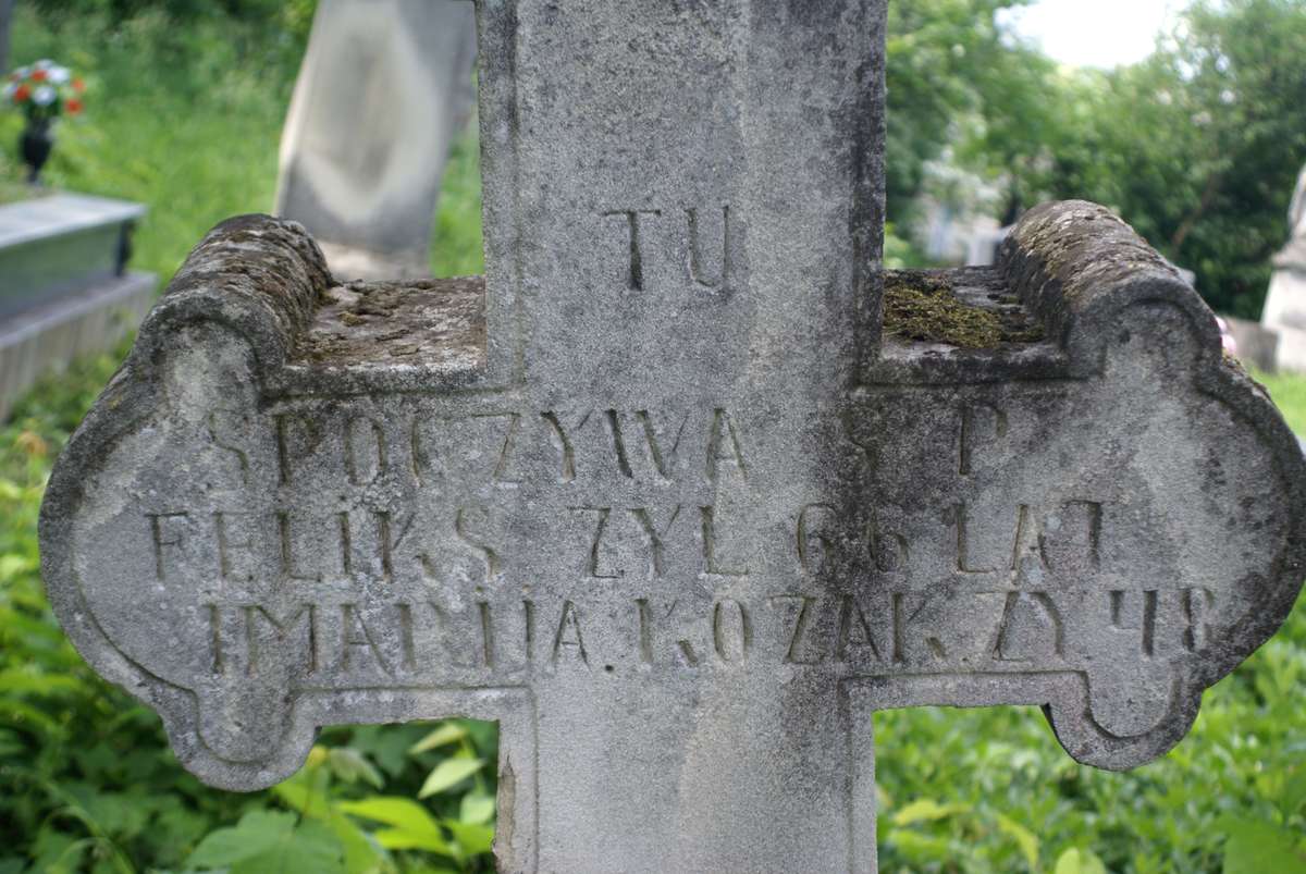 Fragment nagrobka Feliksa i Marii Kozak, cmentarz w Zbarażu, stan z 2018 roku