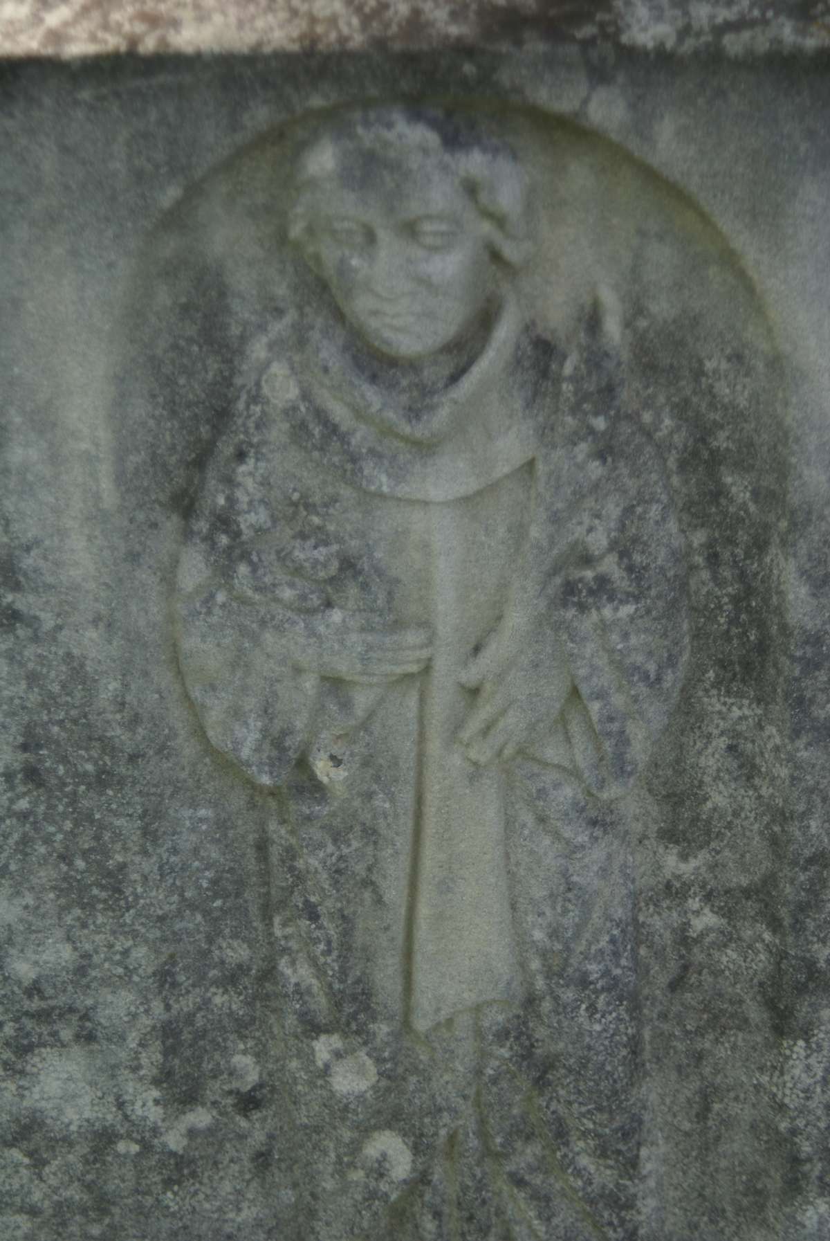 Fragment nagrobka Szczepana Szubera, cmentarz w Zbarażu, stan z 2018 roku