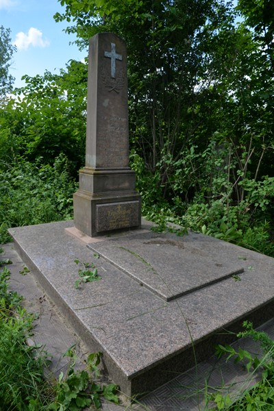 Tombstone of Pavel Muszynski and Anastasia, Aniela and Emilia Terlecki, Zbarazh cemetery, as of 2020.