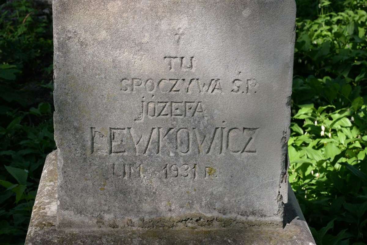 Inscription of the gravestone of Jozefa Levkovich, Zbarazh cemetery, as of 2018