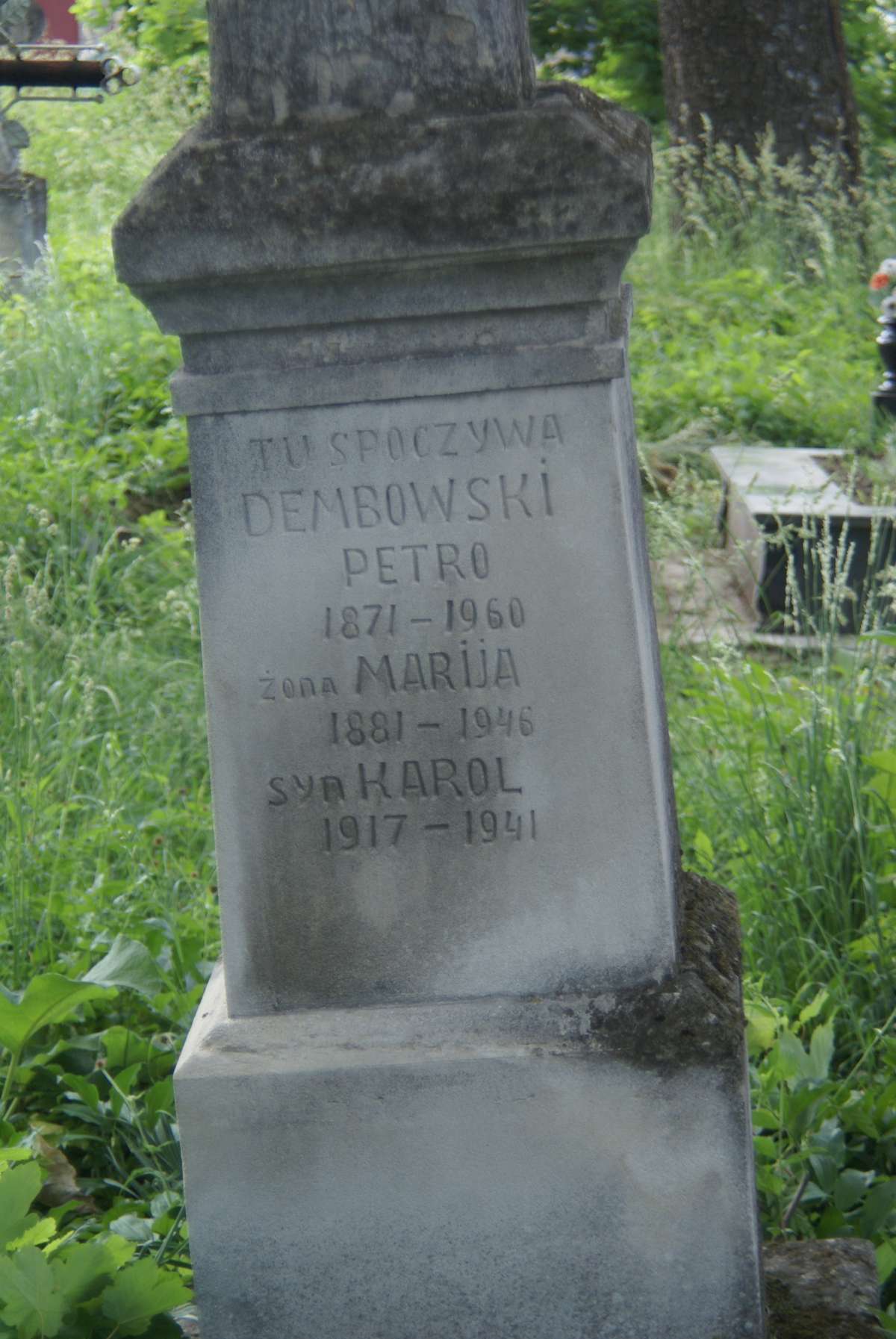 Fragment nagrobka rodziny Dembowskich, cmentarz w Zbarażu, stan z 2018 roku