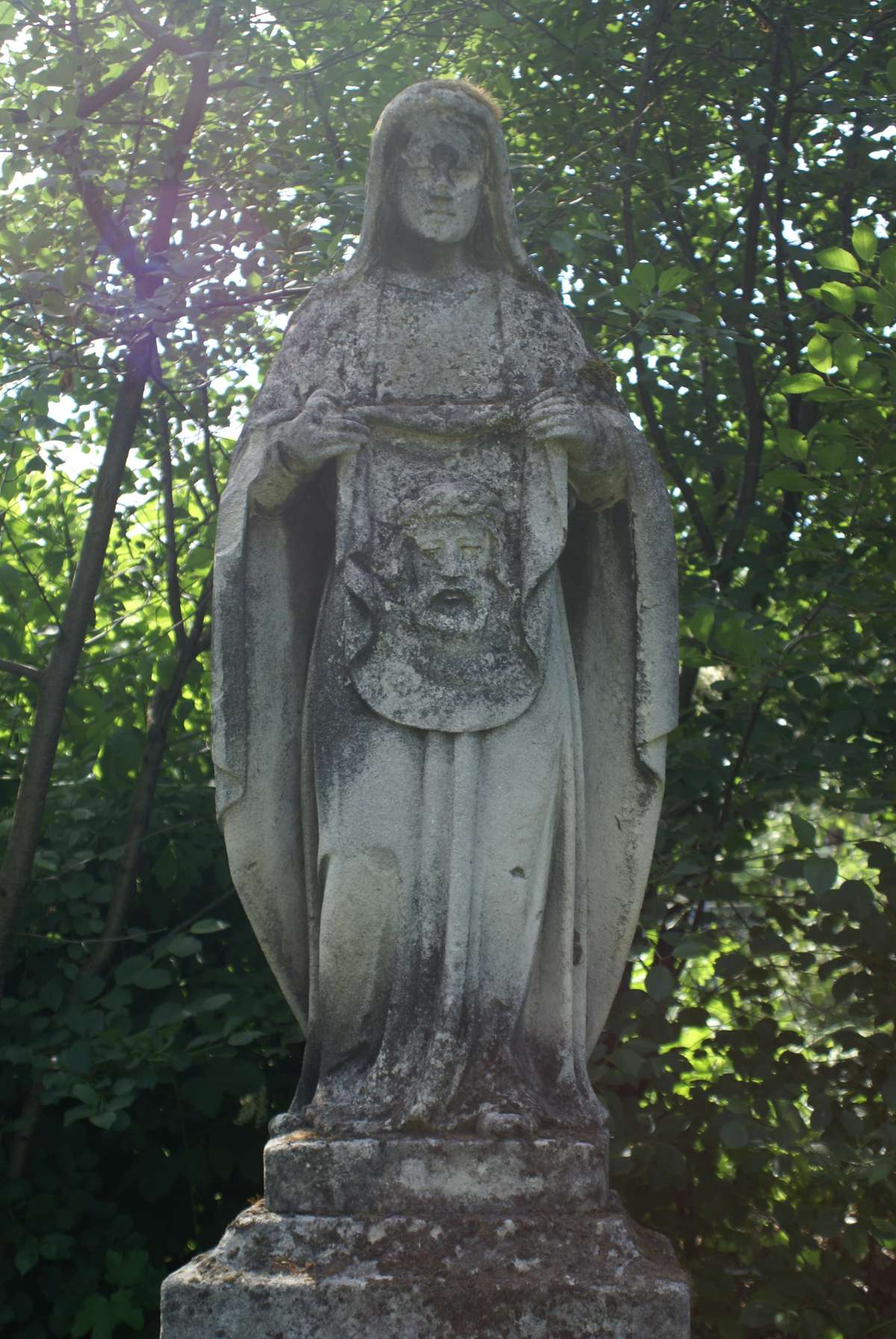 Fragment nagrobka Weroniki Kozak, cmentarz w Zbarażu, stan z 2018 roku