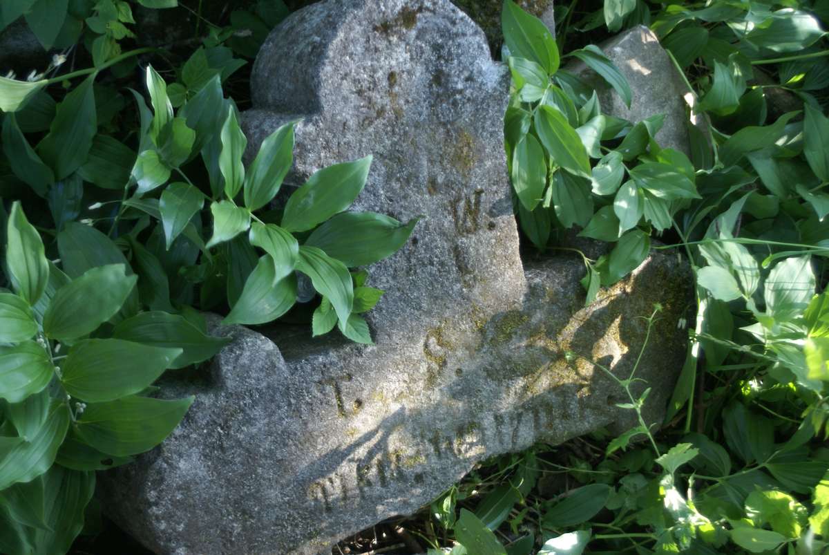 Fragment nagrobka Marii Wołynik, cmentarz w Zbarażu, stan z 2018 roku