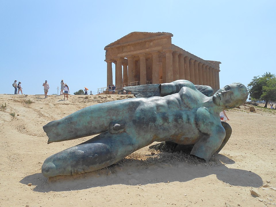 Fotografia przedstawiająca Igor Mitoraj\'s \"Fall of Icarus\" sculpture in Agrigento