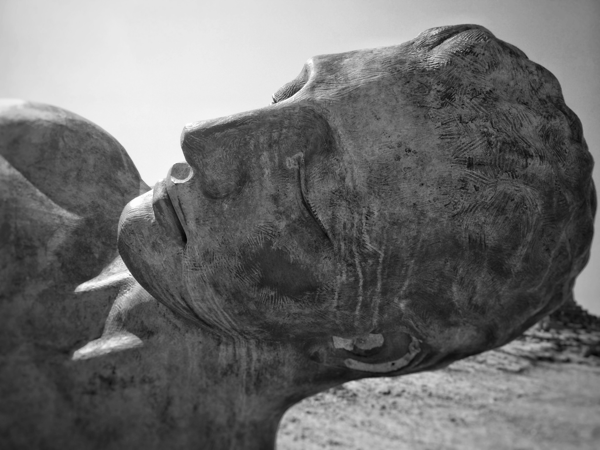 Fotografia przedstawiająca Igor Mitoraj\'s \"Fall of Icarus\" sculpture in Agrigento