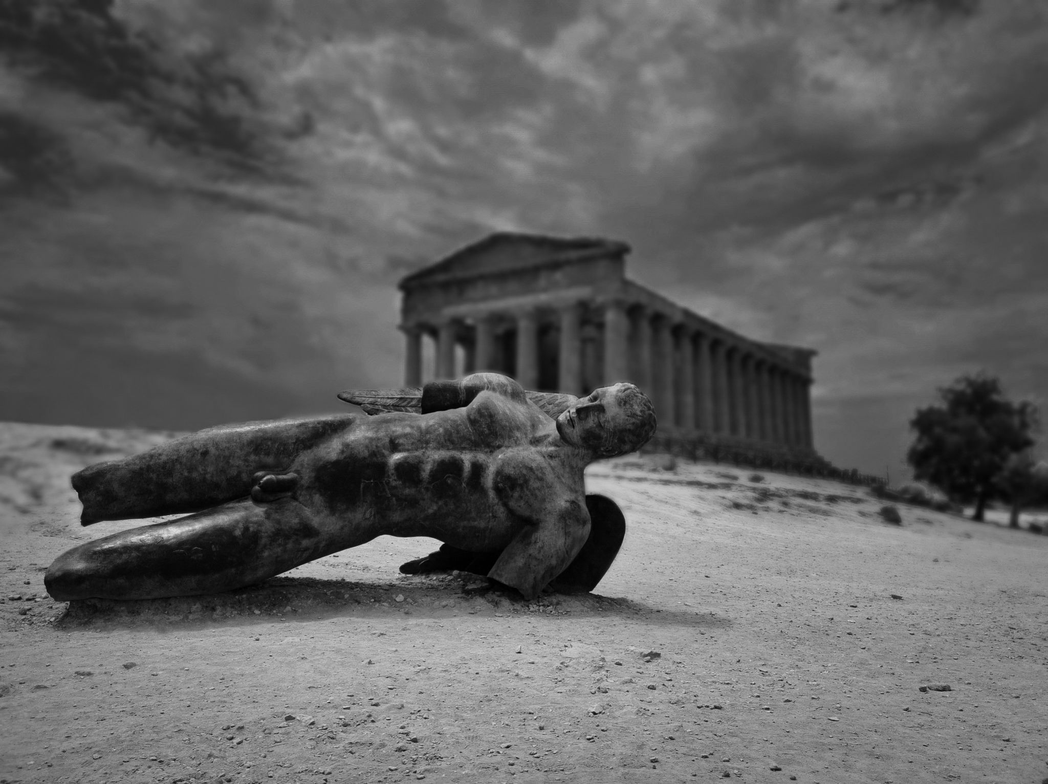 Fotografia przedstawiająca Igor Mitoraj\'s \"Fall of Icarus\" sculpture in Agrigento