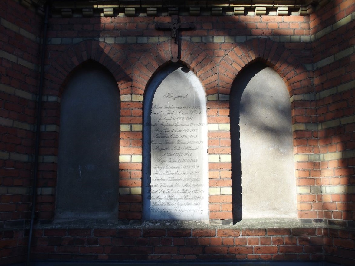 Photo montrant Mass epitaph on the wall of St Francis Church