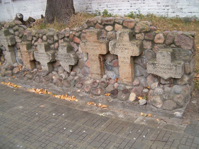 Kwatera żołnierzy poległych w walkach 1920 r., zlokalizowana przy kościele katolickim
