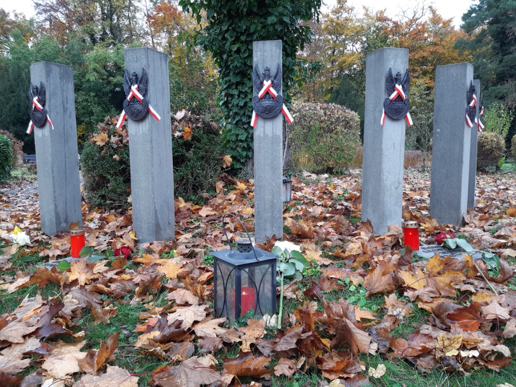 Graves of Polish soldiers of the 2nd Infantry Rifle Division in the municipal cemetery.