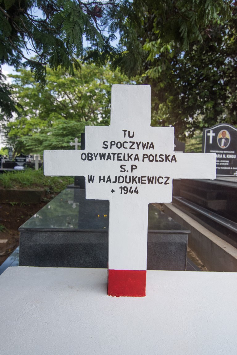 Waleria Hajdukiewicz, Graves of Polish refugees from the USSR at Kinondoni Cemetery