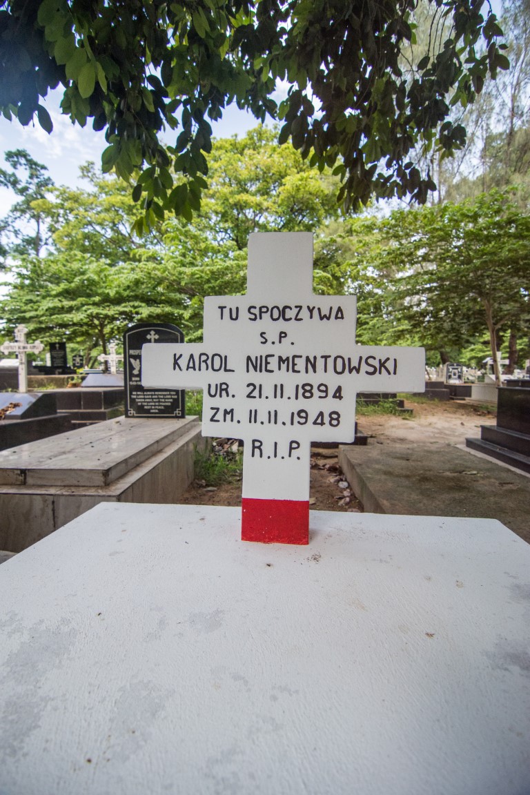 Karol Niementowski, Mogiły uchodźców polskich z ZSRR na cmentarzu Kinondoni