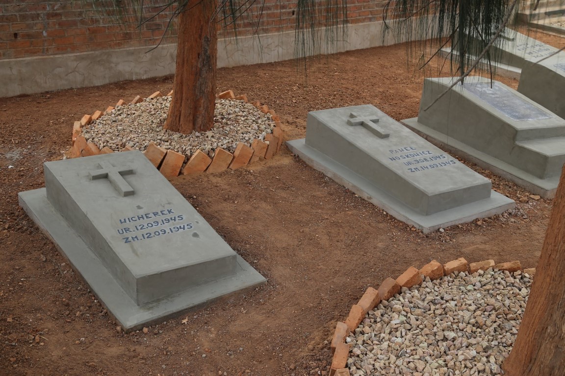  Wicherek, Groby polskich uchodźców na cmentarzu przy kościele luterańskim