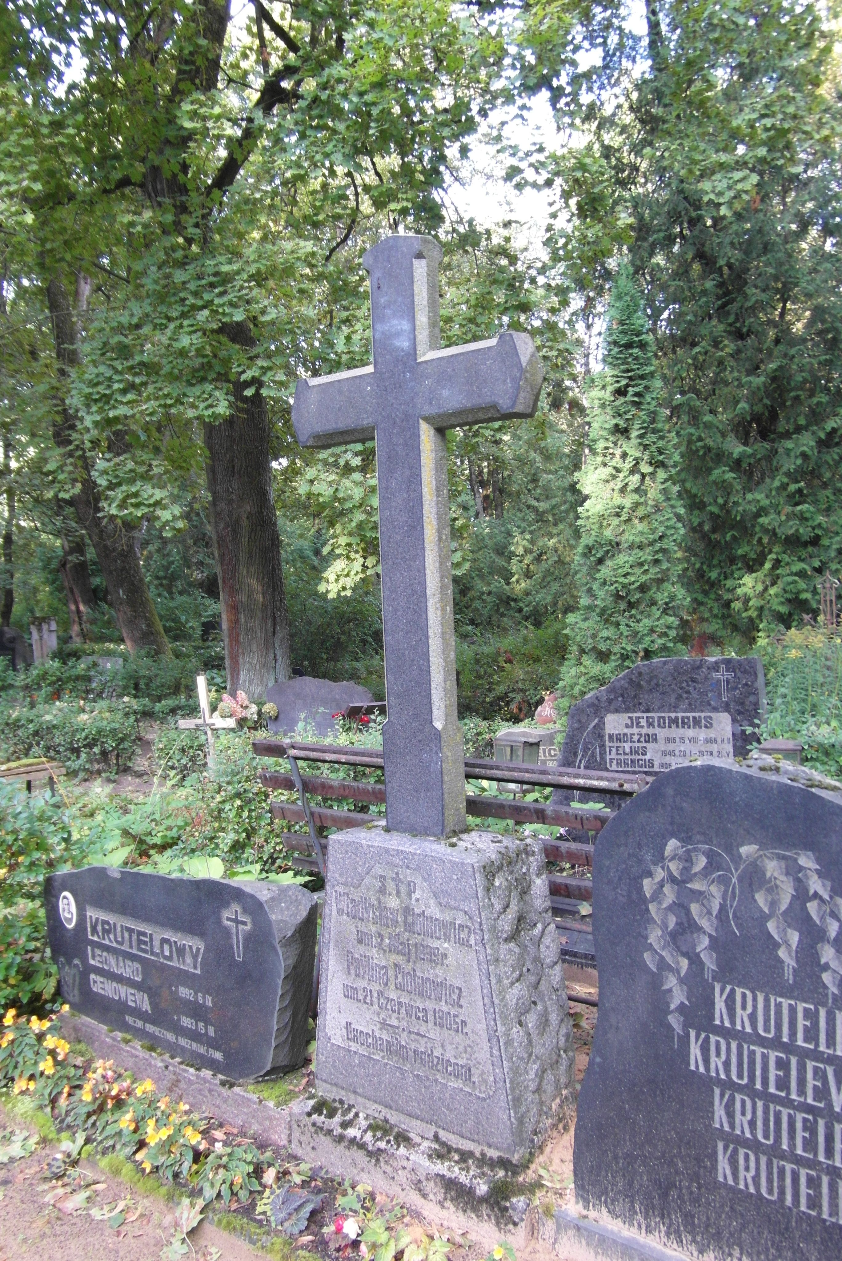 Tombstone of Paylina Tsiolkovich, Vladislav Tsiolkovich, St Michael's cemetery in Riga, as of 2021.