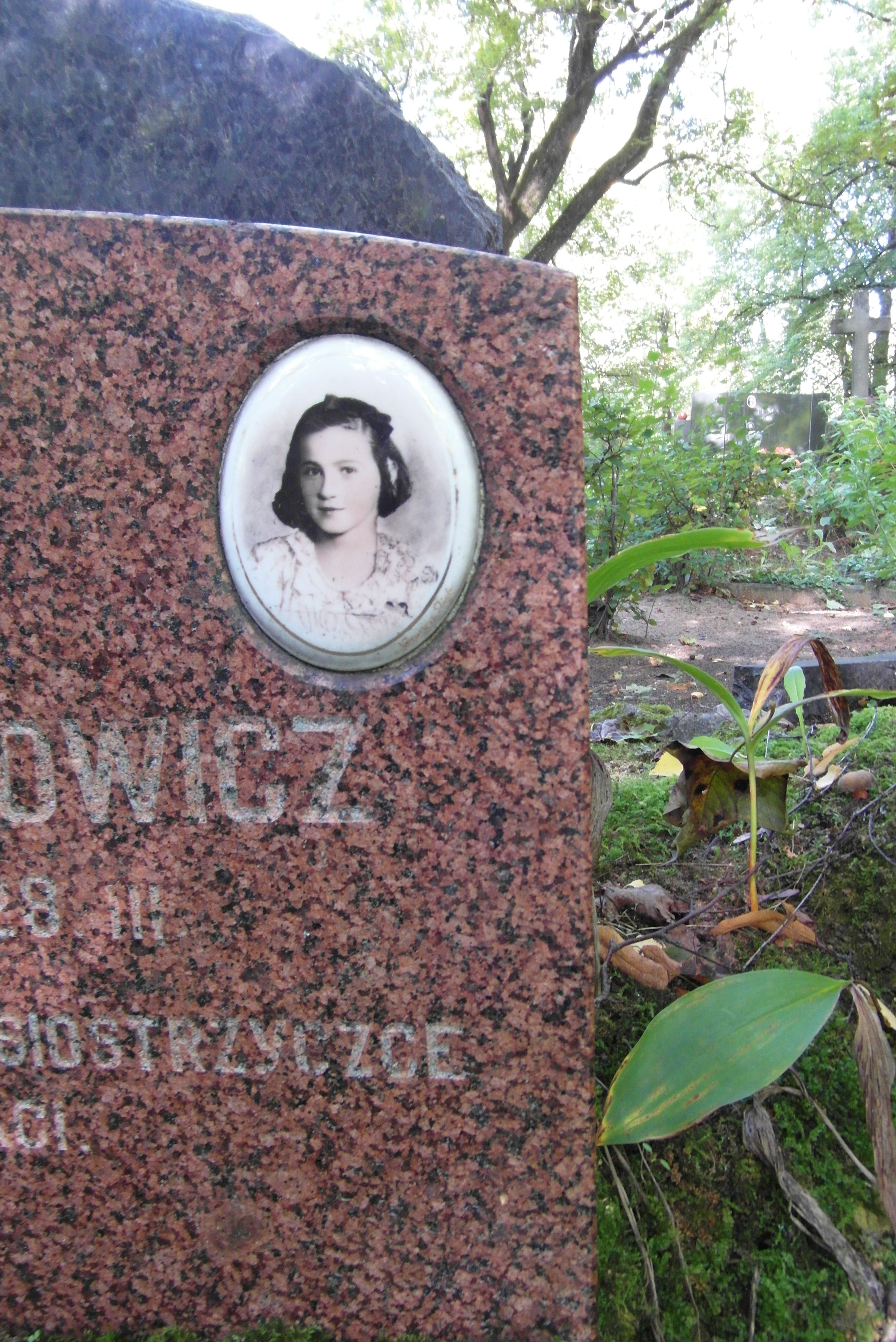 Fragment nagrobka Wiktoriny Pawlowicz, cmentarz św. Michała w Rydze, stan z 2021 r.