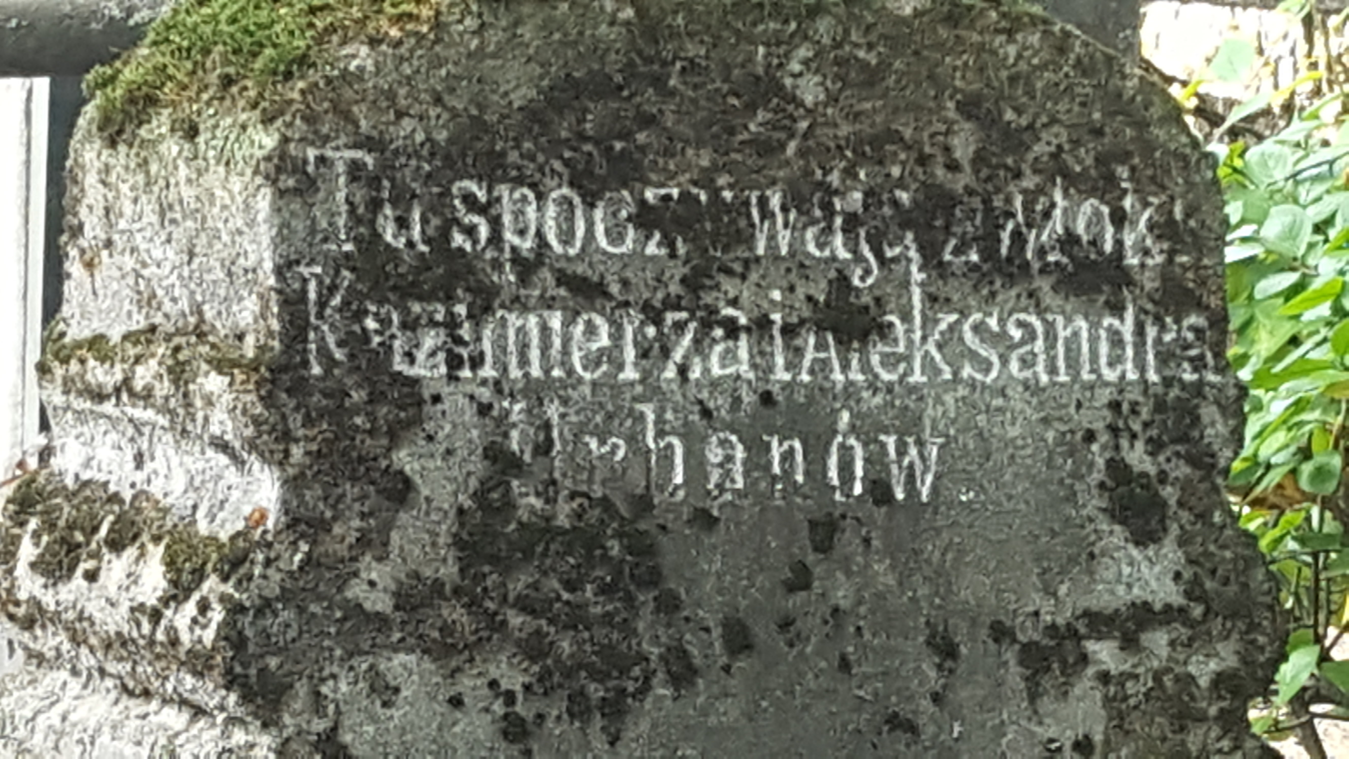 Napis z nagrobka Aleksandra i Kazimierza Urbanów, cmentarz św. Michała w Rydze, stan z 2021 r