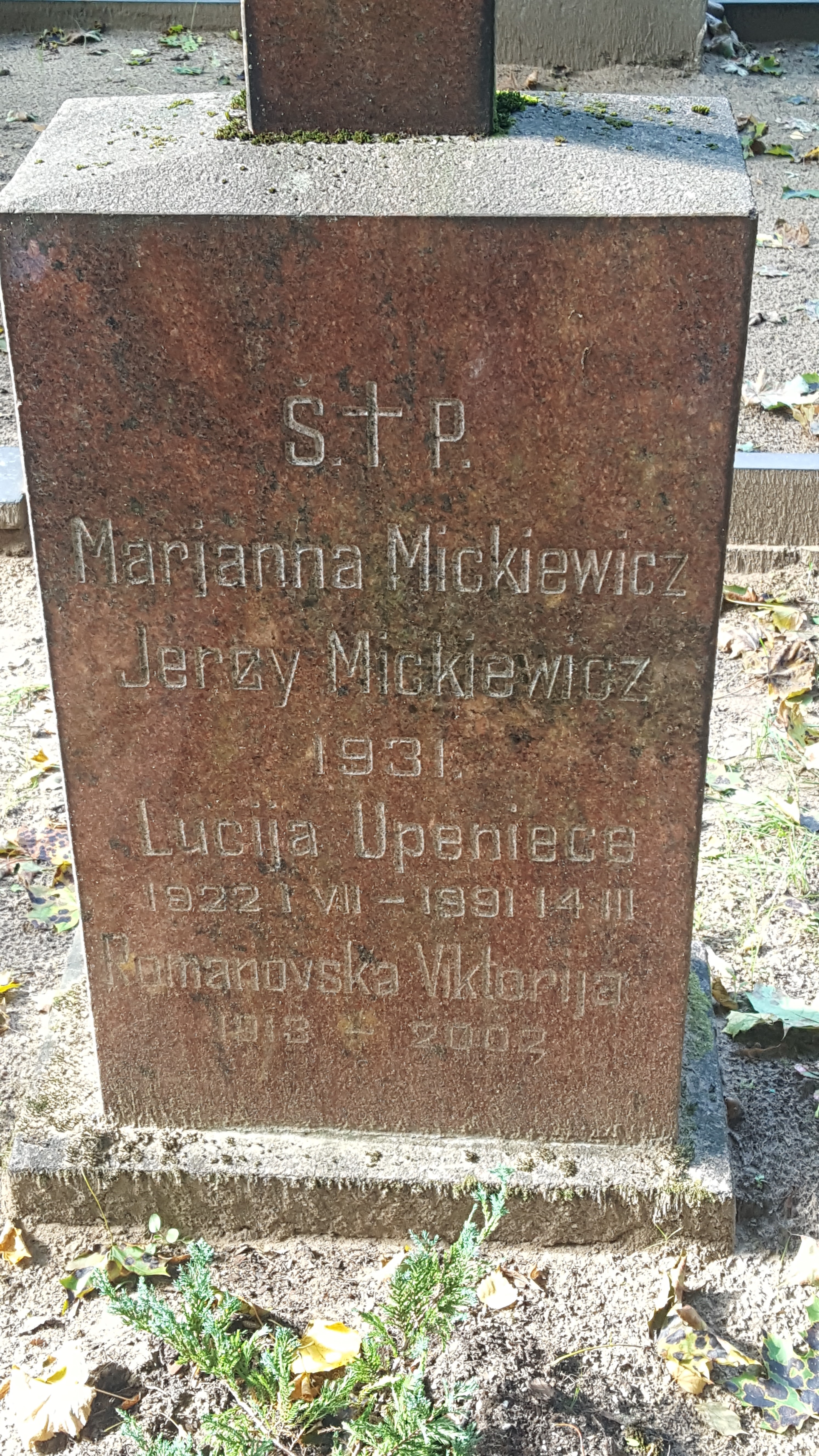 Napis z nagrobka rodziny Mickiewiczów, Viktorii Romanovskiej, Lucii Upenieca, cmentarz św. Michała w Rydze, stan z 2021 r