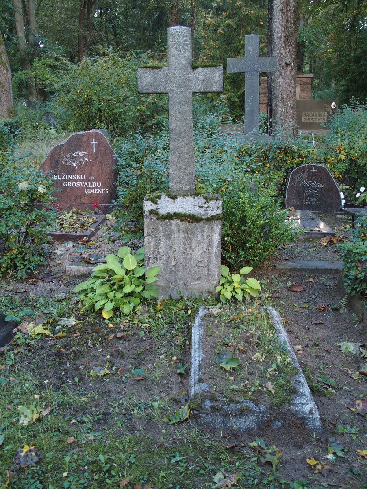 Tombstone of Benedict Sta[...]