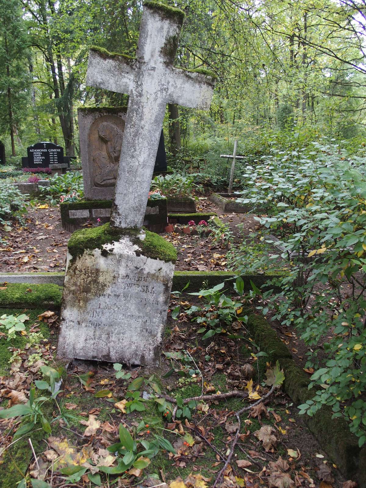 Tombstone of Regina Puchowska and Paulina Swirska