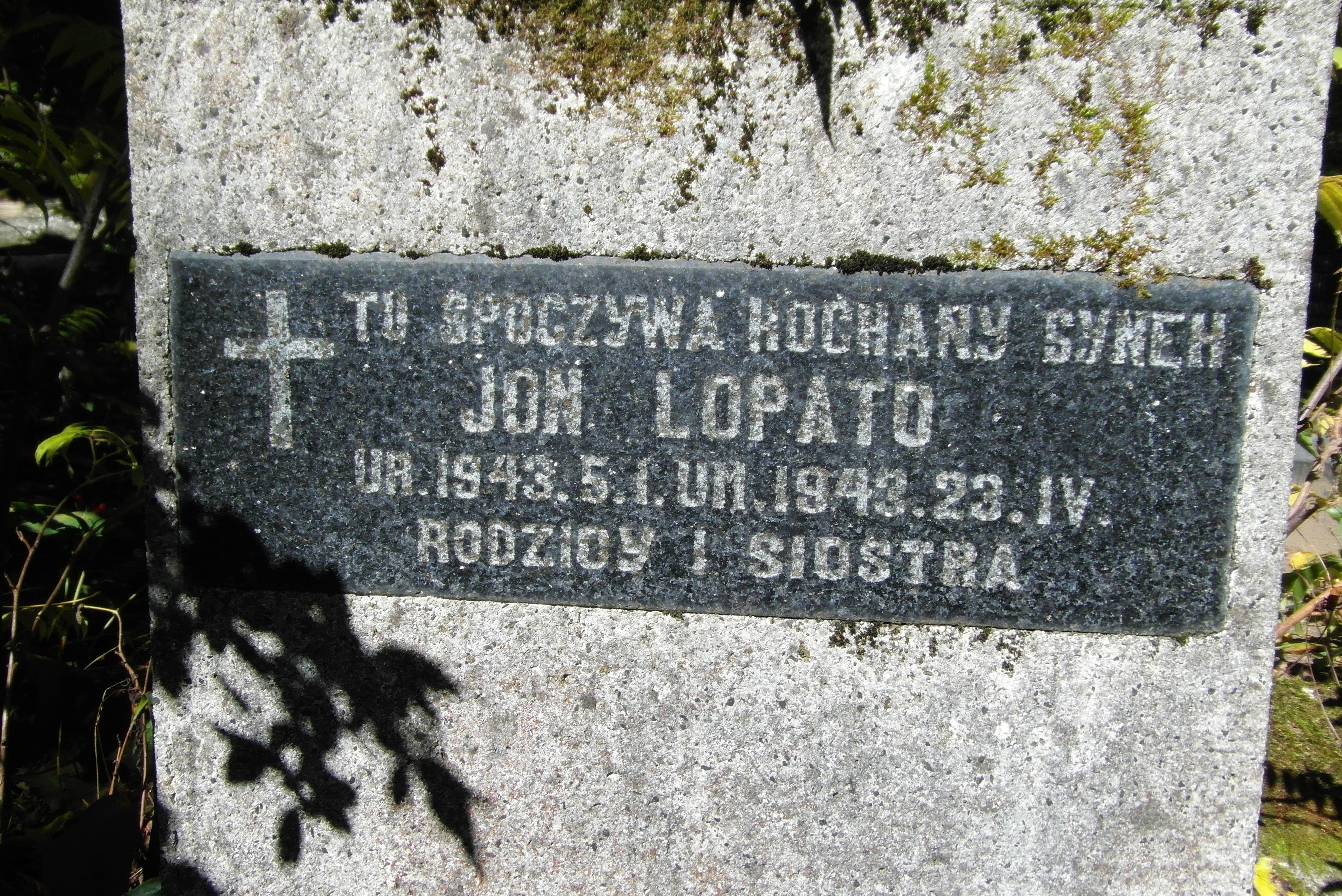Napis z nagrobka Jona Lopato, cmentarz św. Michała w Rydze, stan z 2021 r.