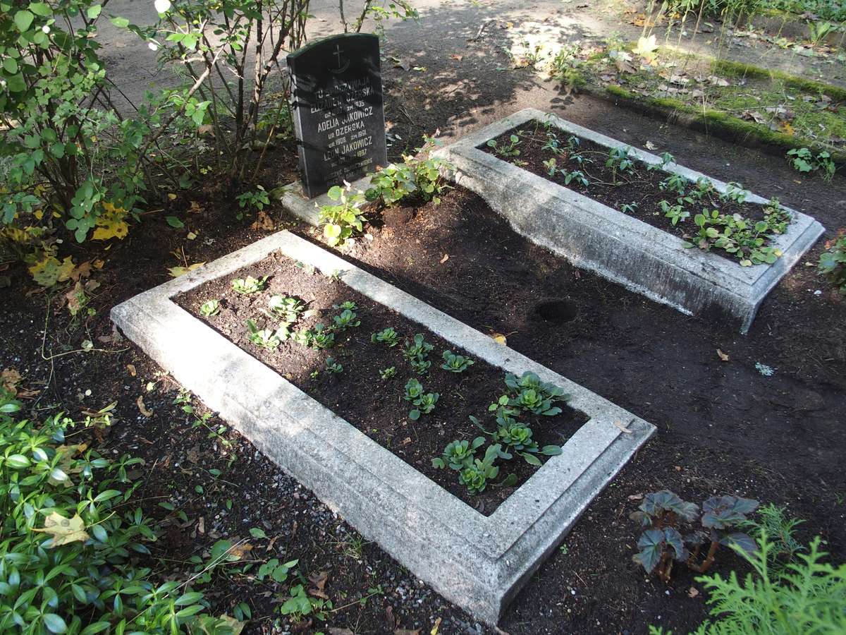 Gravestone of Adelia Jakowicz, Leon Jakowicz, Elizabeta Ozesrska