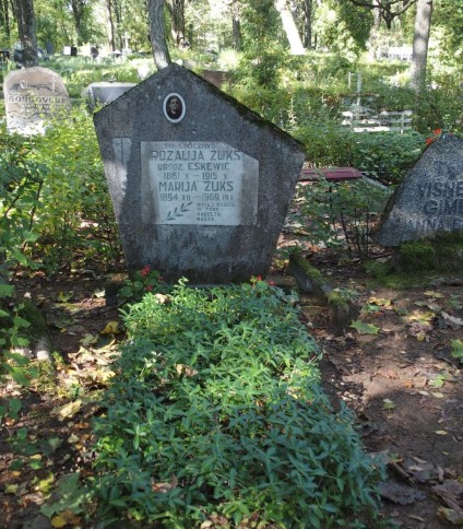 Nagrobek Marii Żuks i Rozalii Żuks