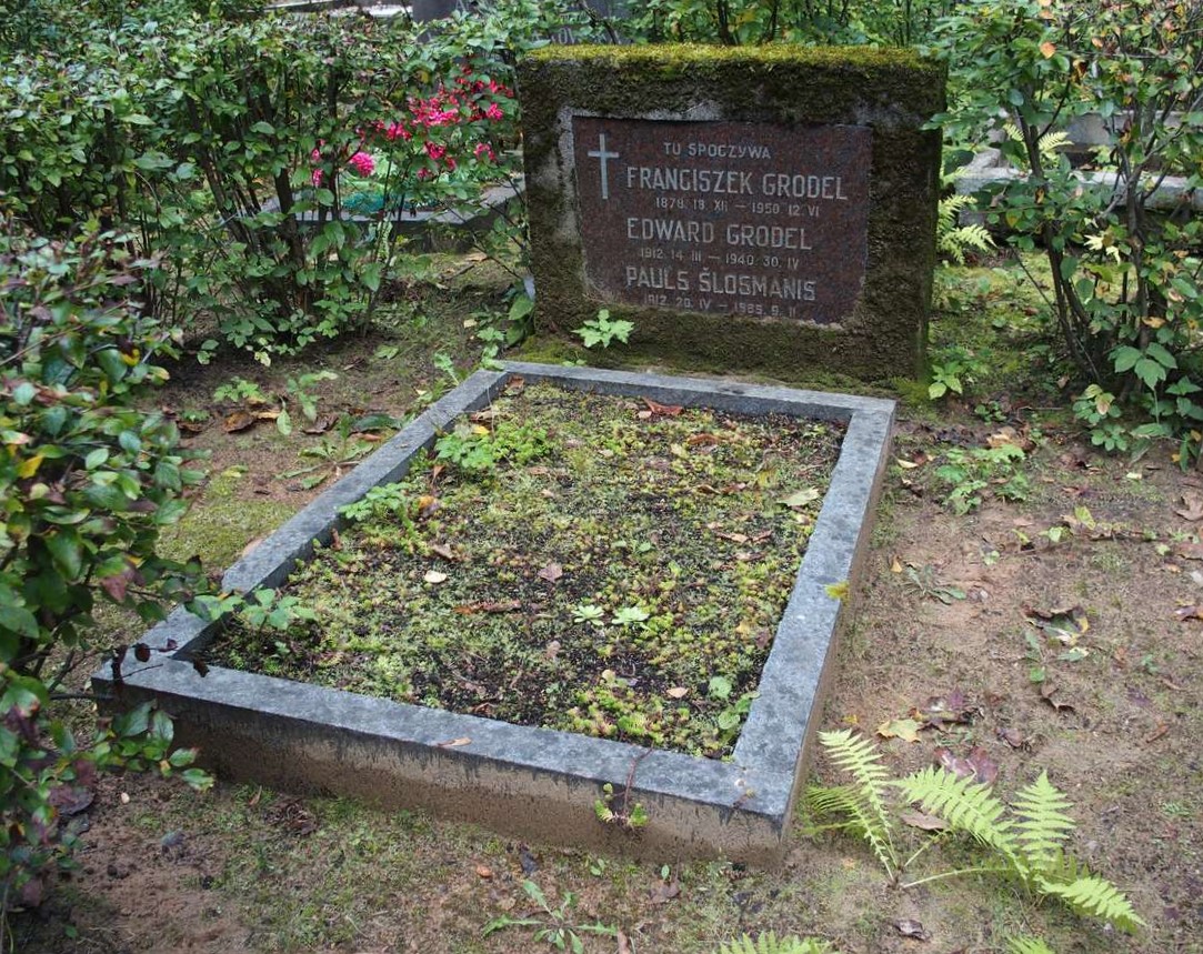Tombstone of Edward Grodl, František Grodl and Pauls Šlosmanis