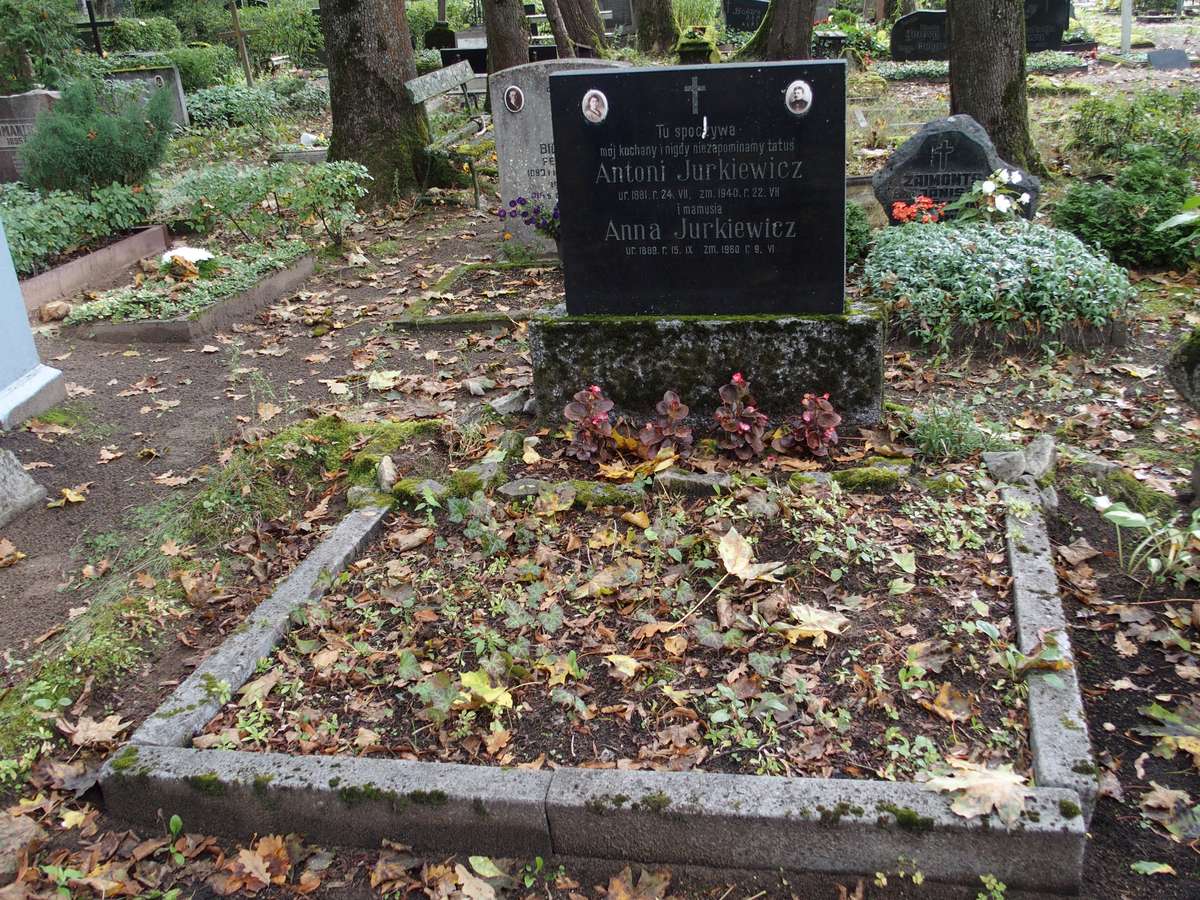 Tombstone of Anna Jurkiewicz and Antoni Jurkiewicz