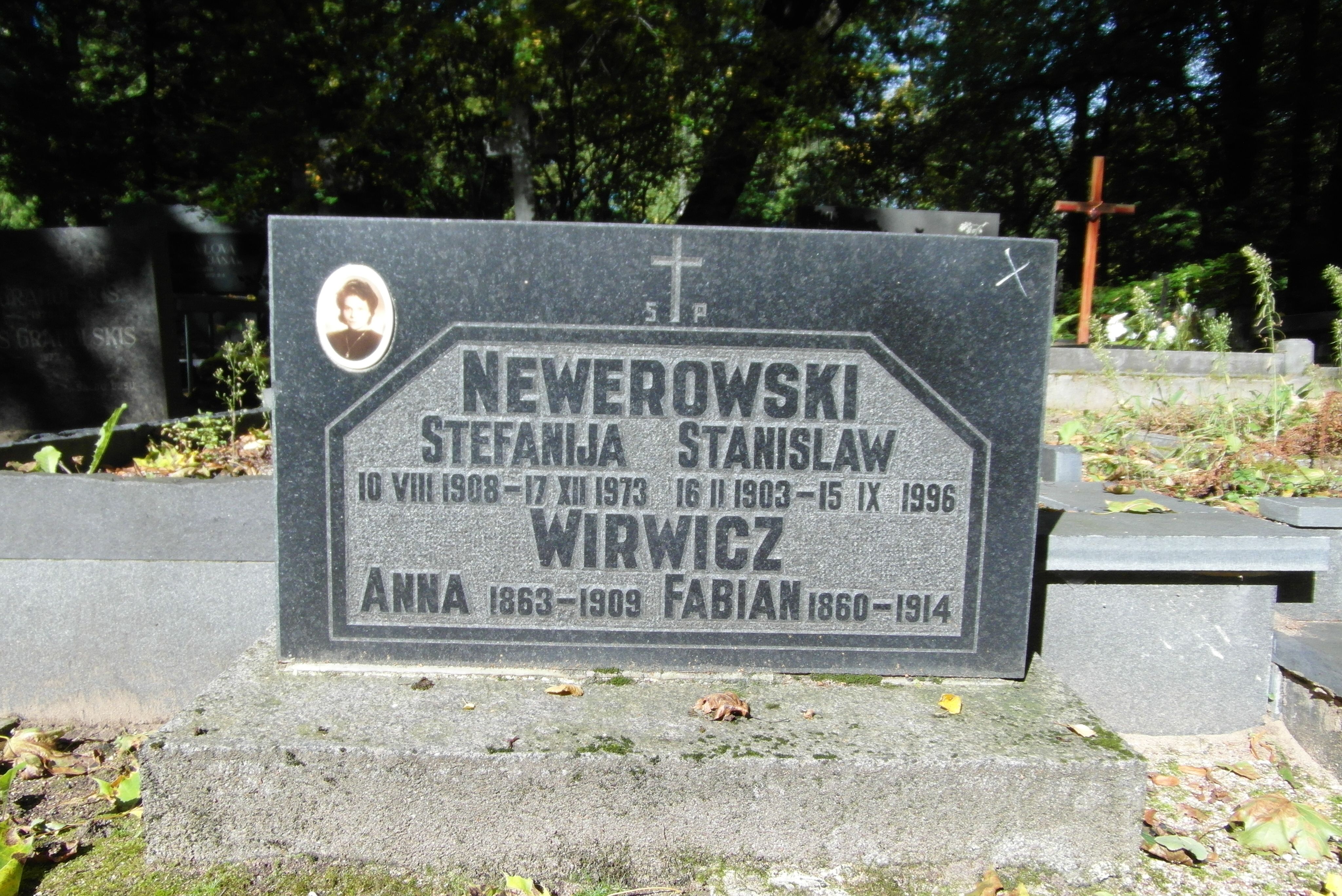 Nagrobek rodzin Newerowskich i Wirwicz, cmentarz św. Michała w Rydze, stan z 2021 r.