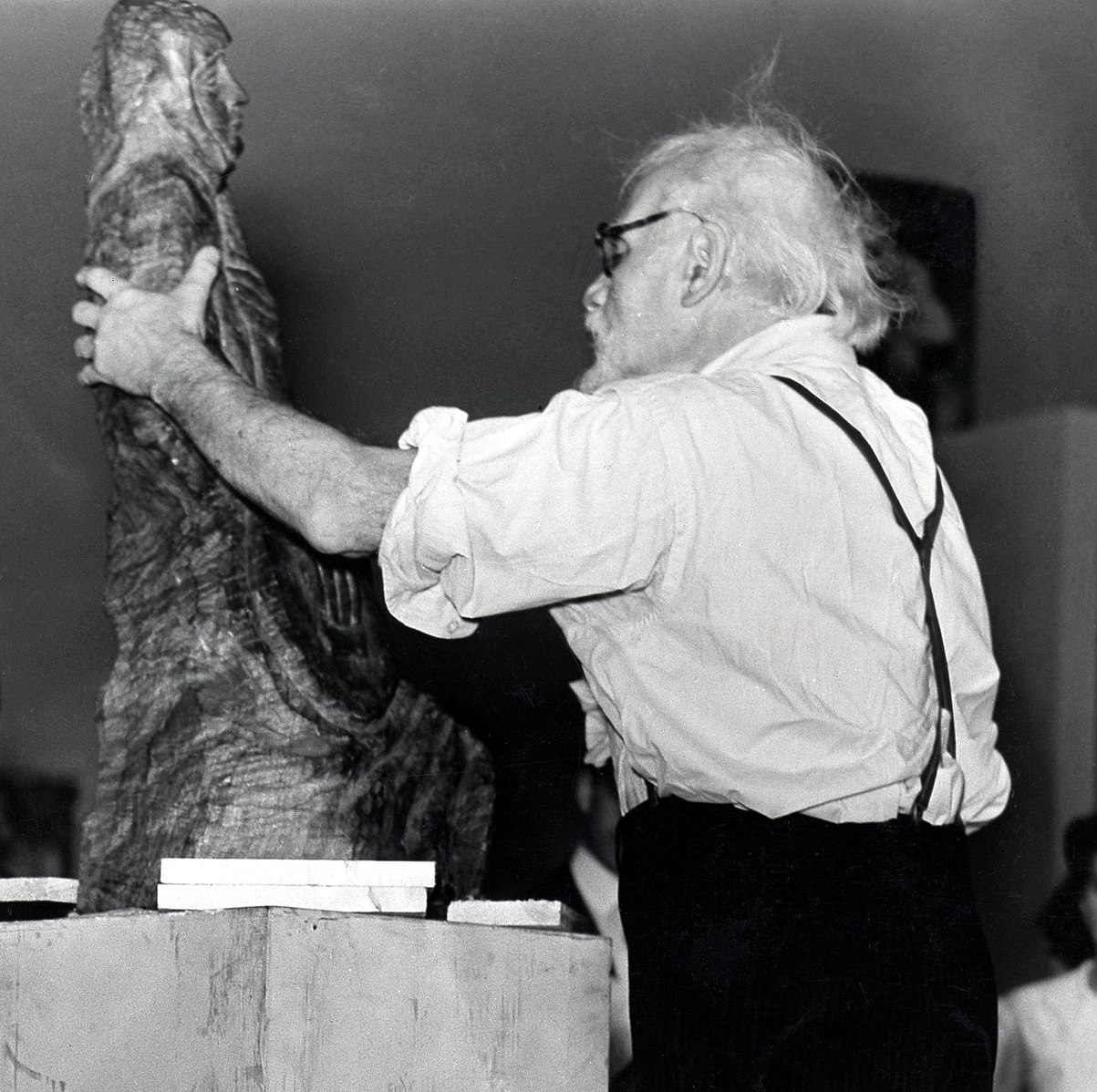 Glicenstein at work on a wood carving