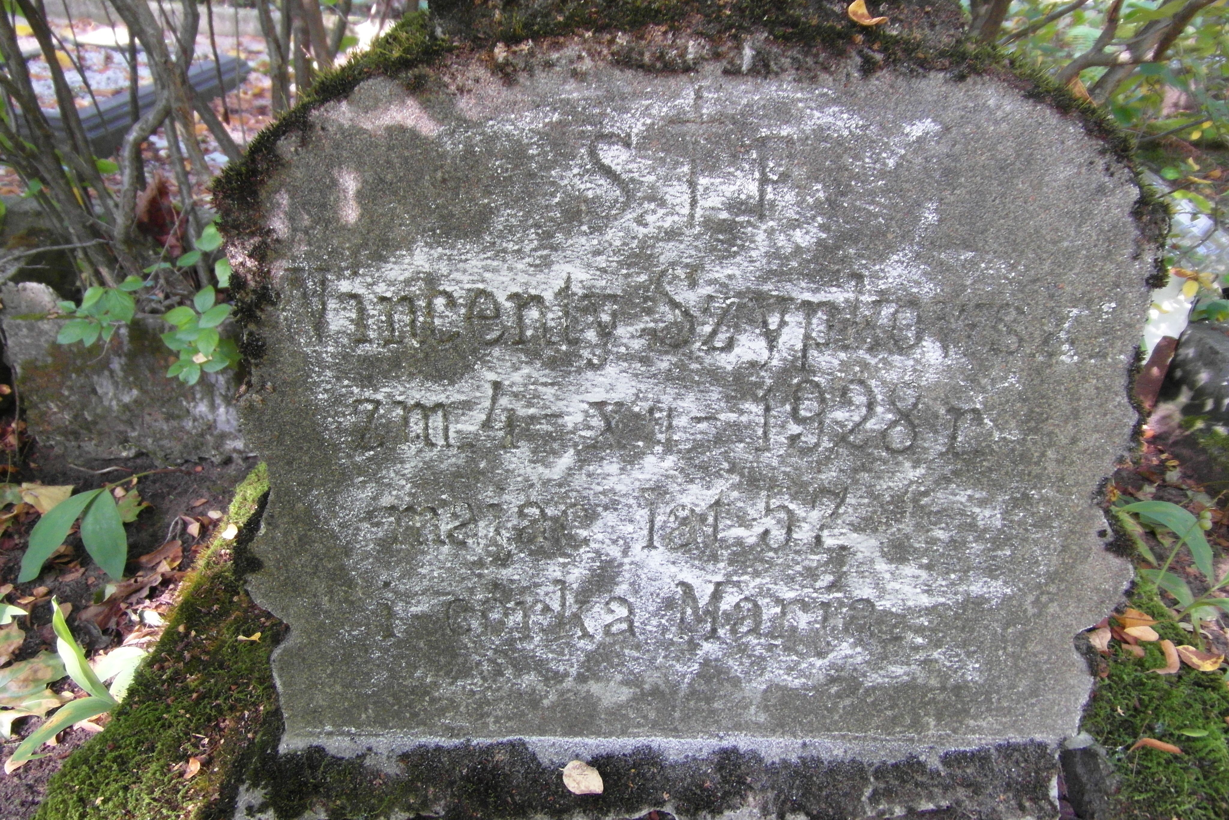 Napis z nagrobka Marii i Vincentego Szypkowskiego, cmentarz św. Michała w Rydze, stan z 2021 r.