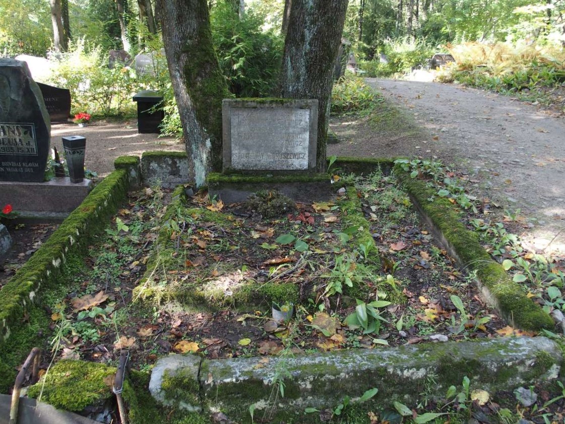Tombstone of Valeria Kozłowska, Stanisława Naruszewicz and Jan Naruszewicz