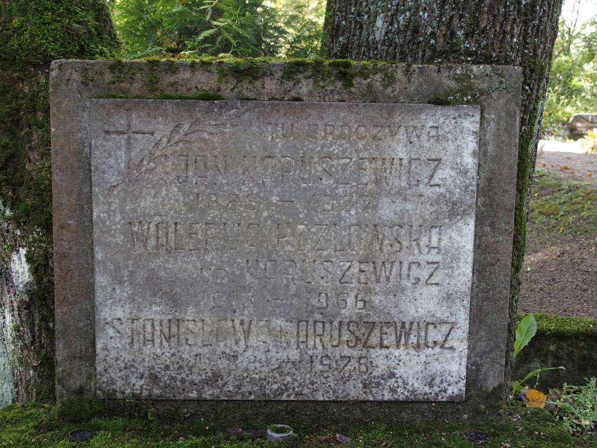 Tombstone of Valeria Kozłowska, Stanisława Naruszewicz and Jan Naruszewicz