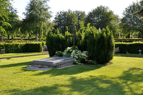 Mass grave of 40 prisoners and concentration camp inmates at the municipal cemetery
