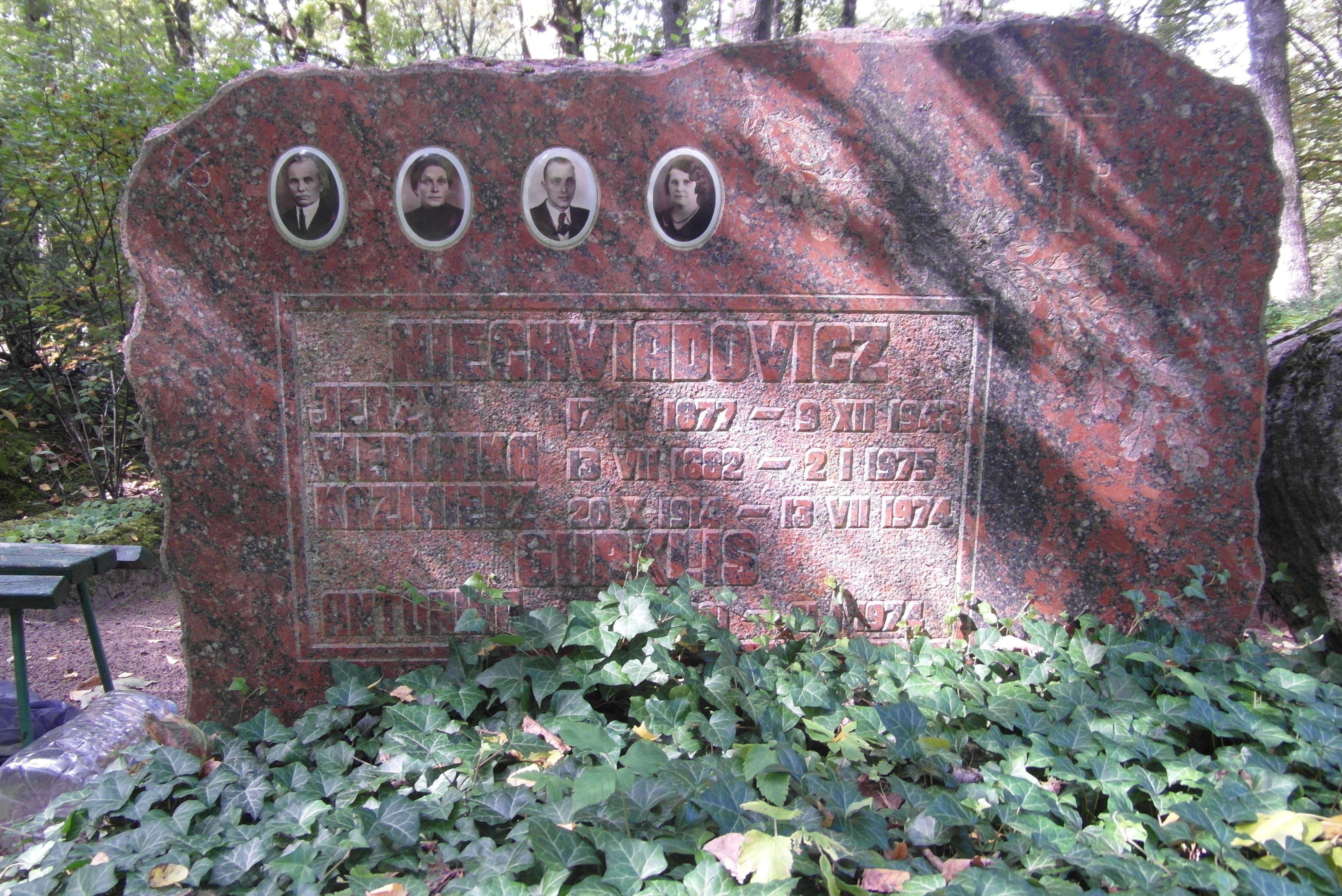 Nagrobek rodziny Niechviadoviczów, Antoniny Gurklis, cmentarz św. Michała w Rydze, stan z 2021 r.