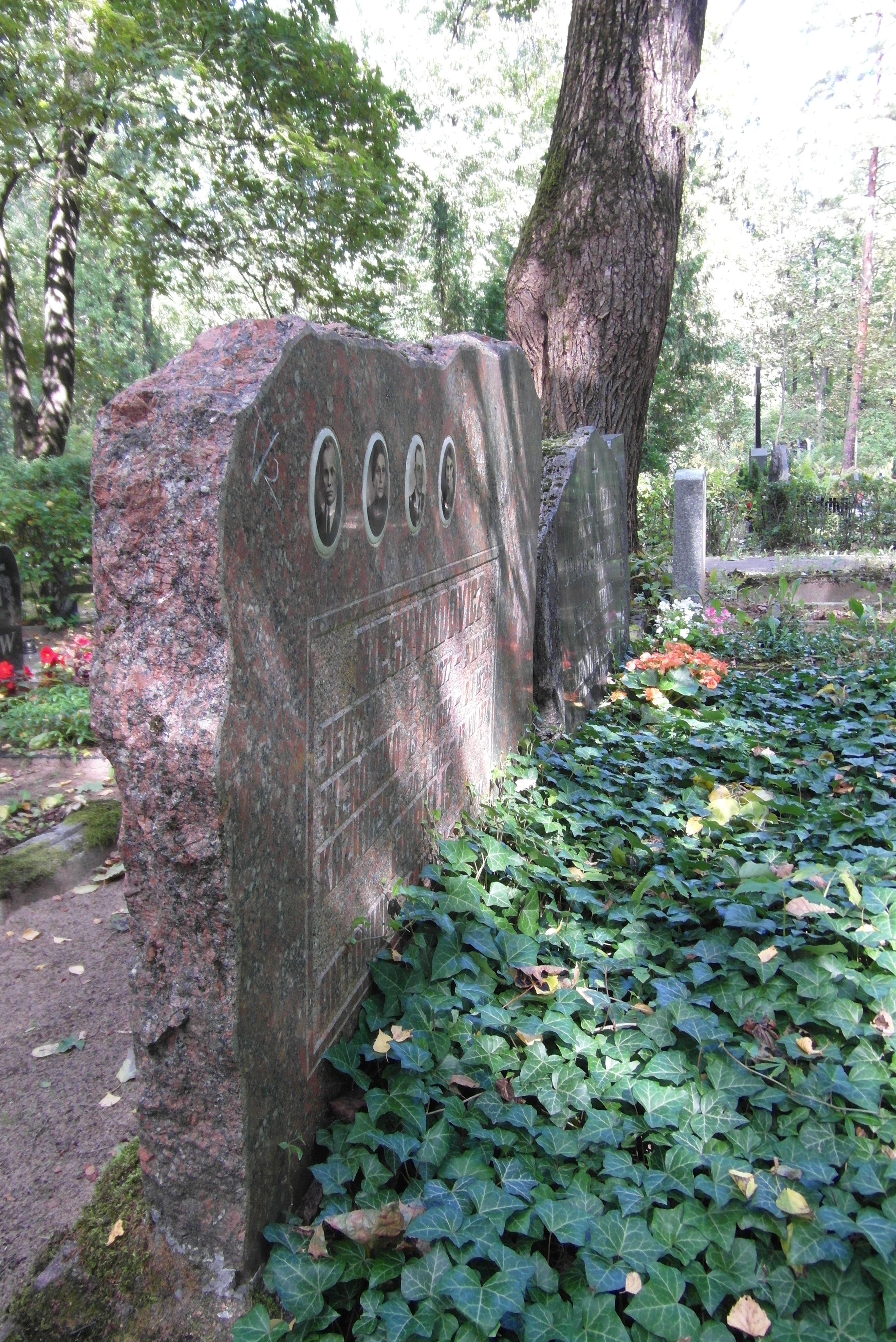 Nagrobek rodziny Niechviadoviczów, Antoniny Gurklis, cmentarz św. Michała w Rydze, stan z 2021 r.