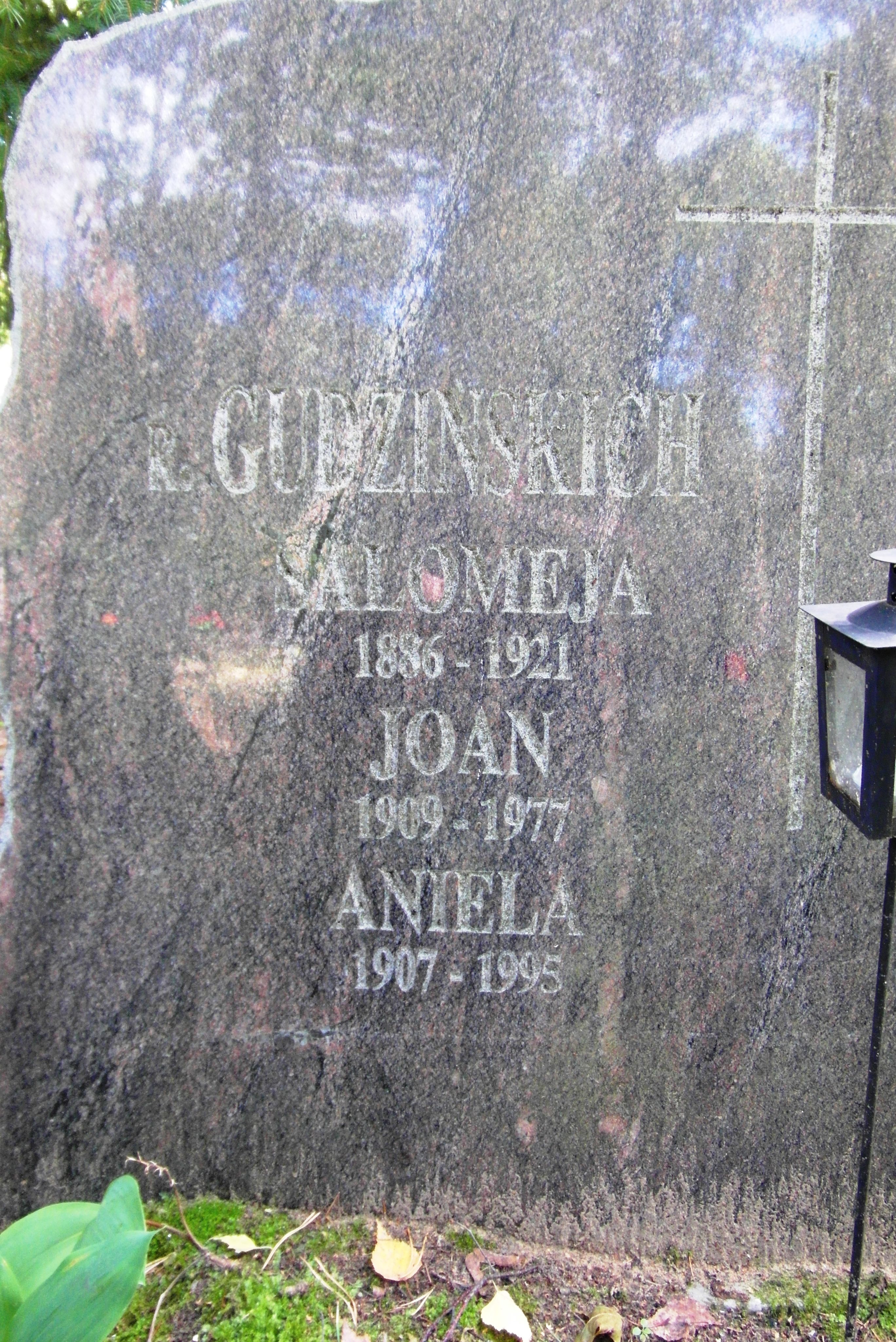 Napis z nagrobka rodzin Grudzińskich i Filipenko, cmentarz św. Michała w Rydze, stan z 2021 r.
