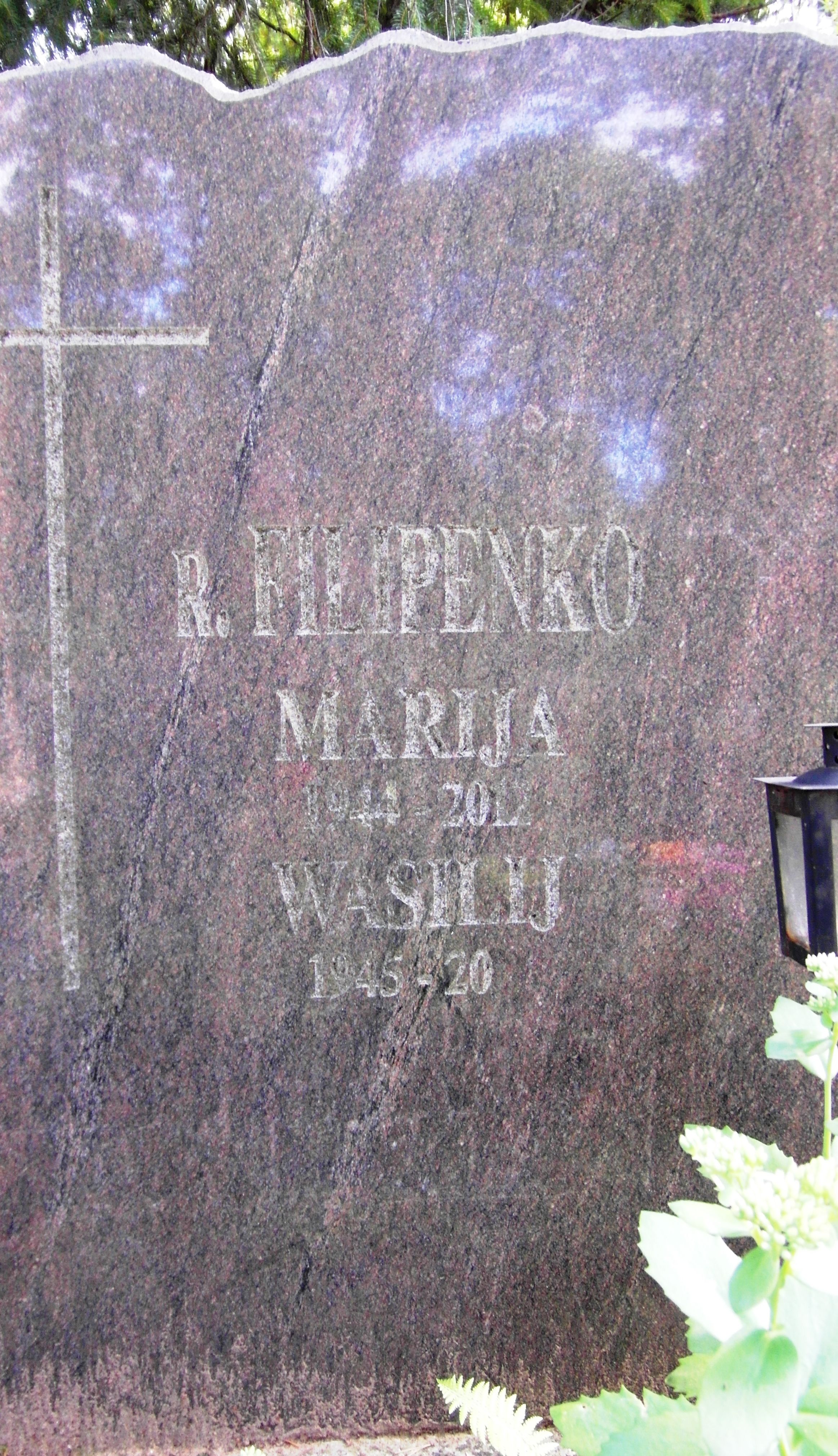 Napis z nagrobka rodzin Grudzińskich i Filipenko, cmentarz św. Michała w Rydze, stan z 2021 r.
