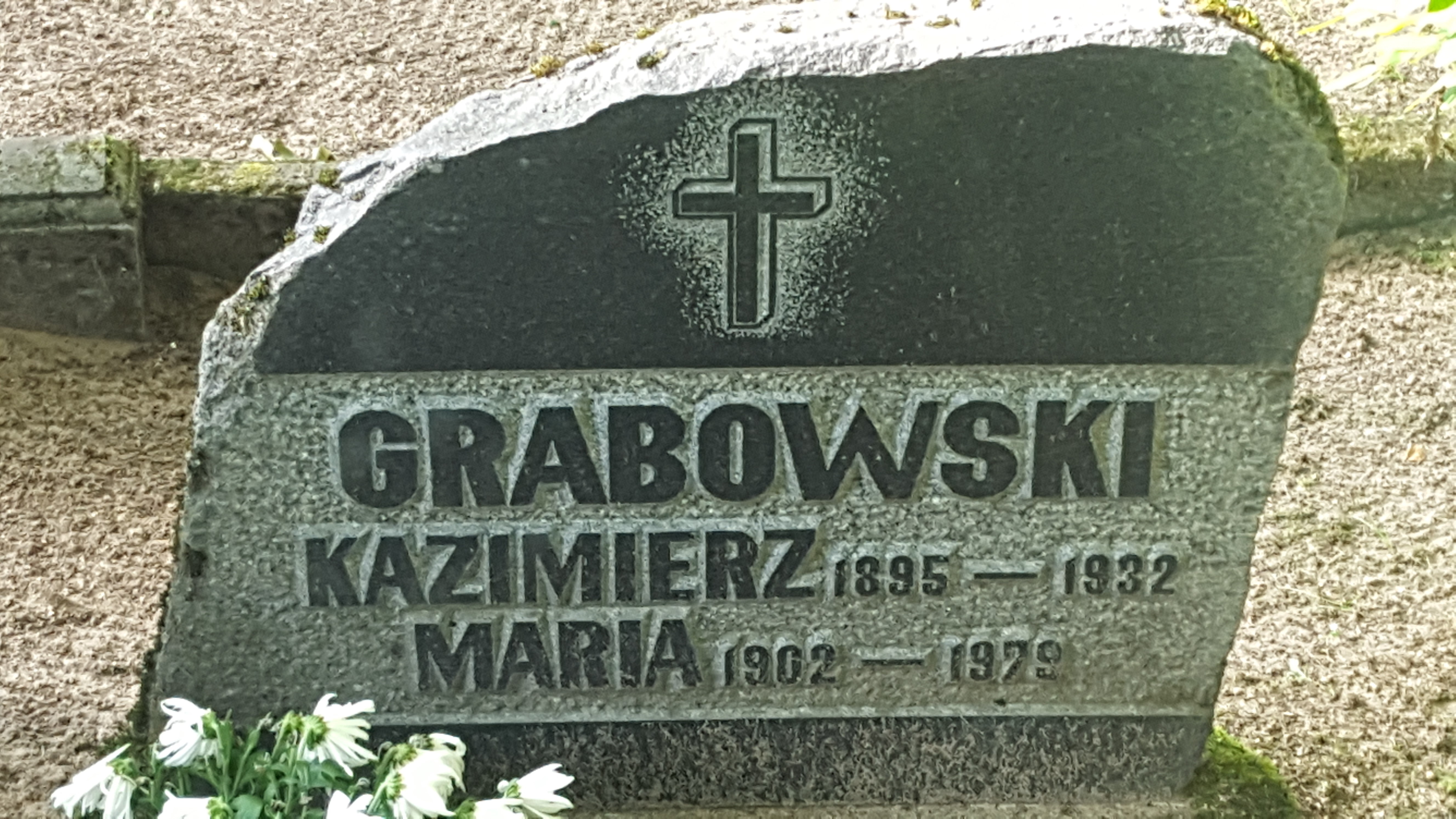 Napis z nagrobka Kazimierza i Marii Grabowskich, cmentarz św. Michała w Rydze, stan z 2021 r