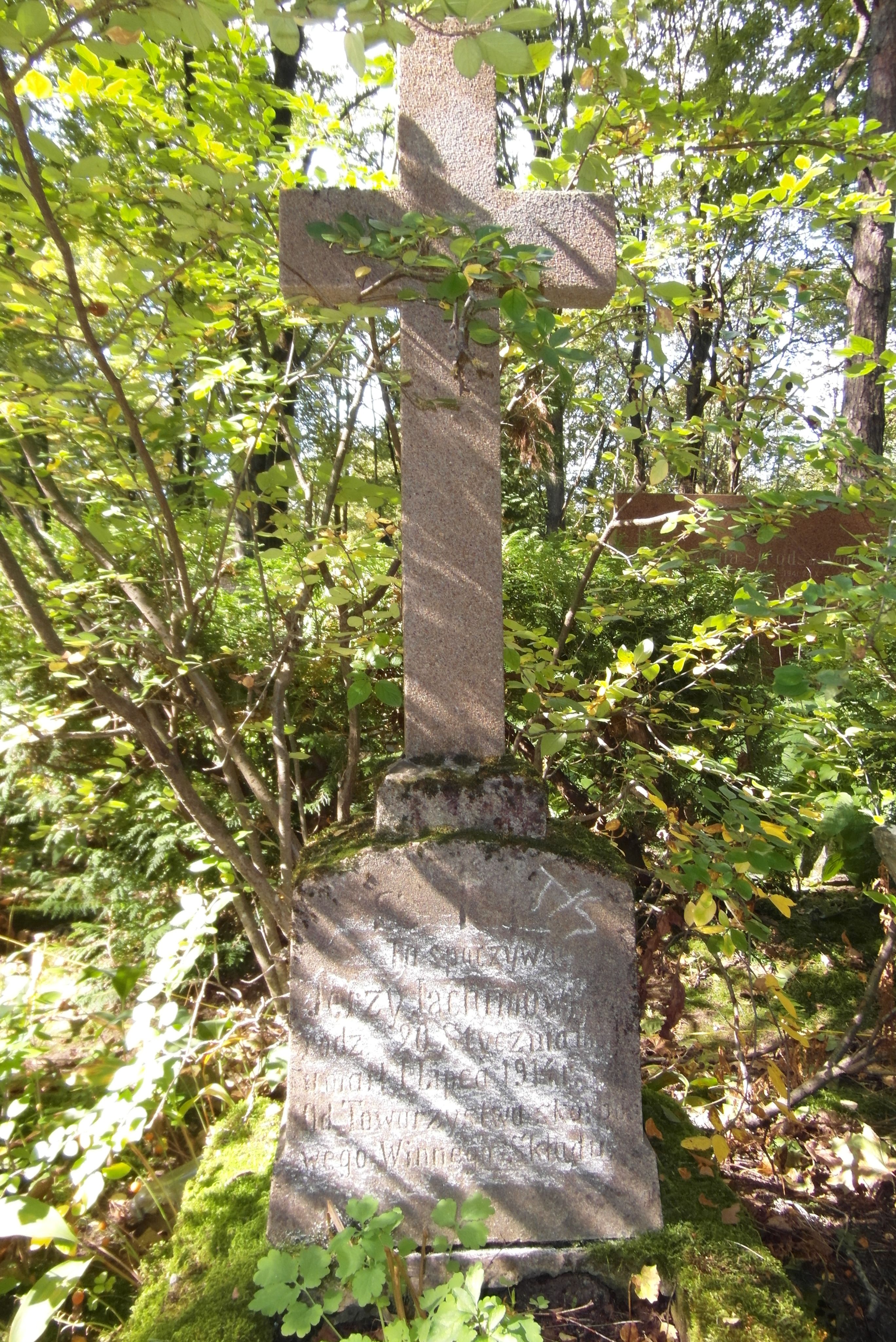 Fragment nagrobka Jerzego Jachimowicza, cmentarz św. Michała w Rydze, stan z 2021 r.