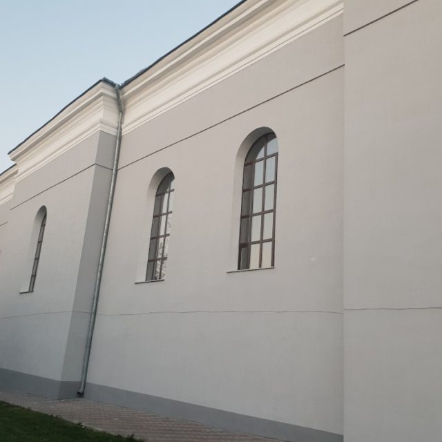 Фасад церкви Іоанна Непомуцького в Дубні після реставрації