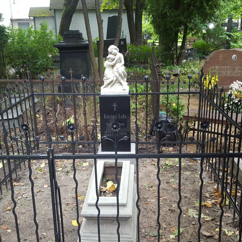 Tombstone of Koci and Lala Szyksznis, St Michael's cemetery in Riga, as of 2021.