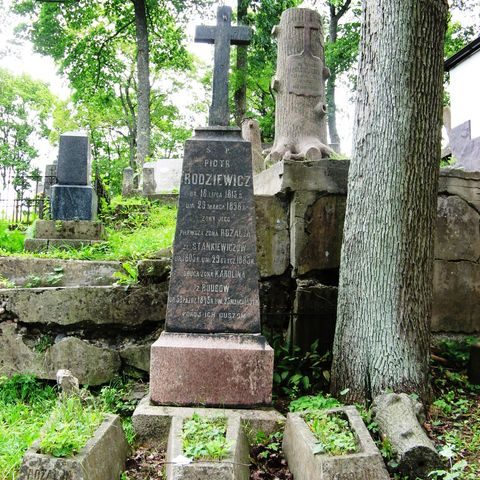 Tombstone of Karolina, Piotr and Rozalia Rodziewicz, Rossa cemetery in Vilnius, as of 2013