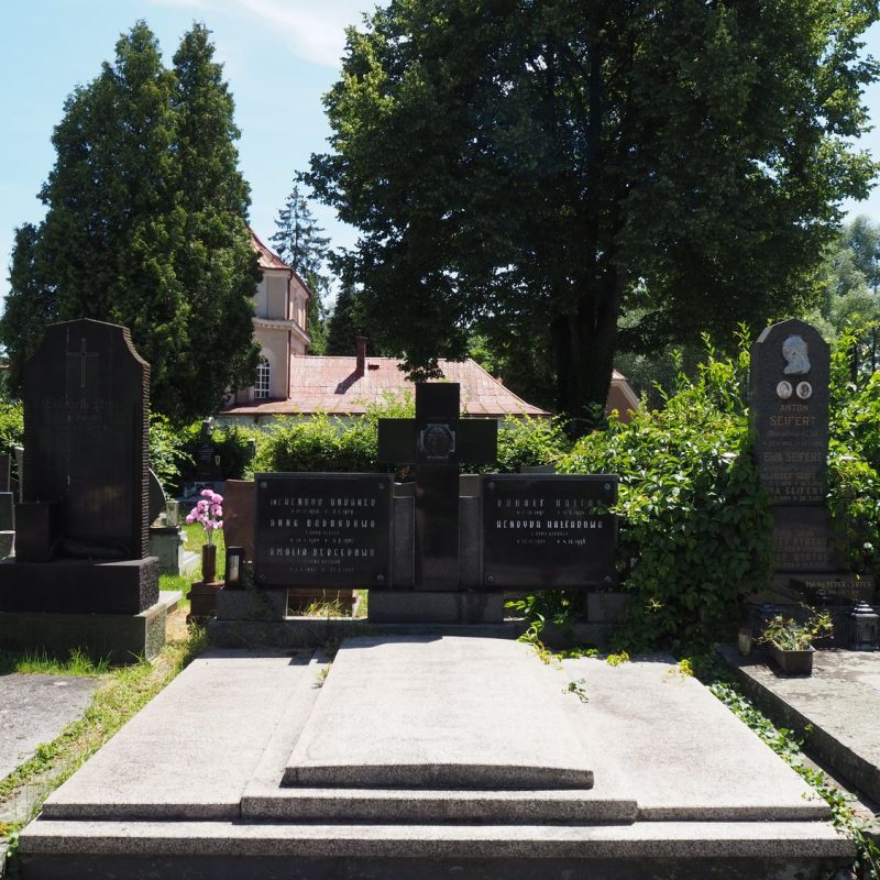 Tombstone of Henrik and Anna Baranek, Amalia Bergerova, Rudolf and Henrik Halfar, cemetery in Český Těšín, as of 2022.