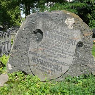 Надгробок Станіслави Гонарської та Вінцента Горновського з цвинтаря Росса у Вільнюсі, станом на 2013 рік.