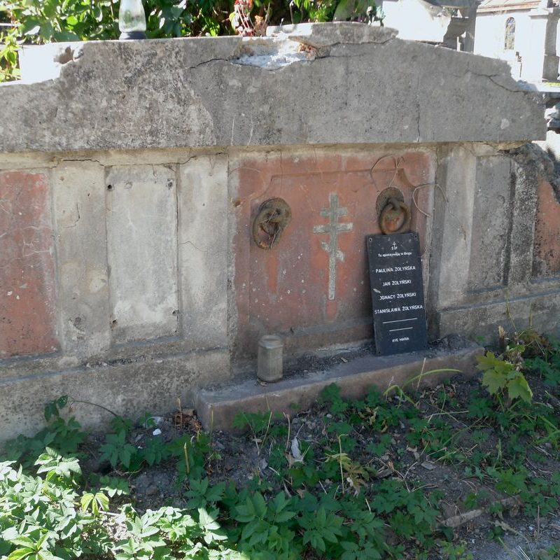 Tomb of the Żółyński family, Ternopil cemetery, as of 2016.