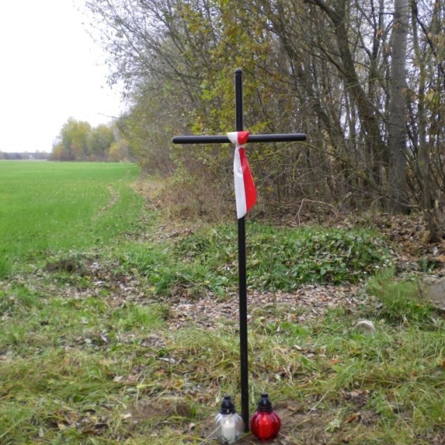 Grób polskich oficerów, zamordowanych we IX 1939 r., upamiętniony krzyżem