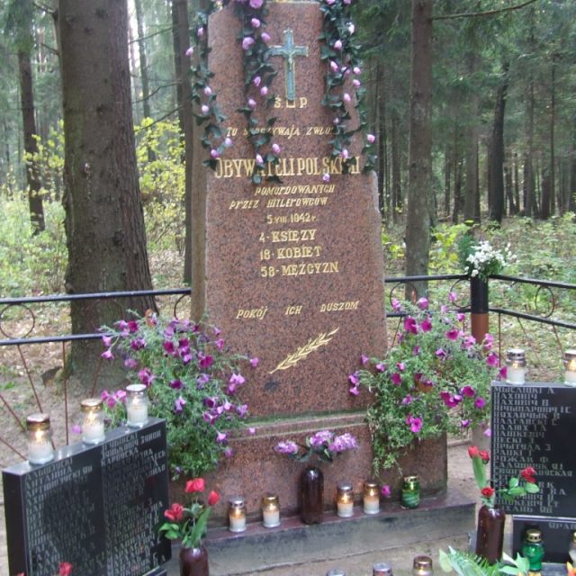 Grave of the Poles shot by the Germans on 5.8.1942