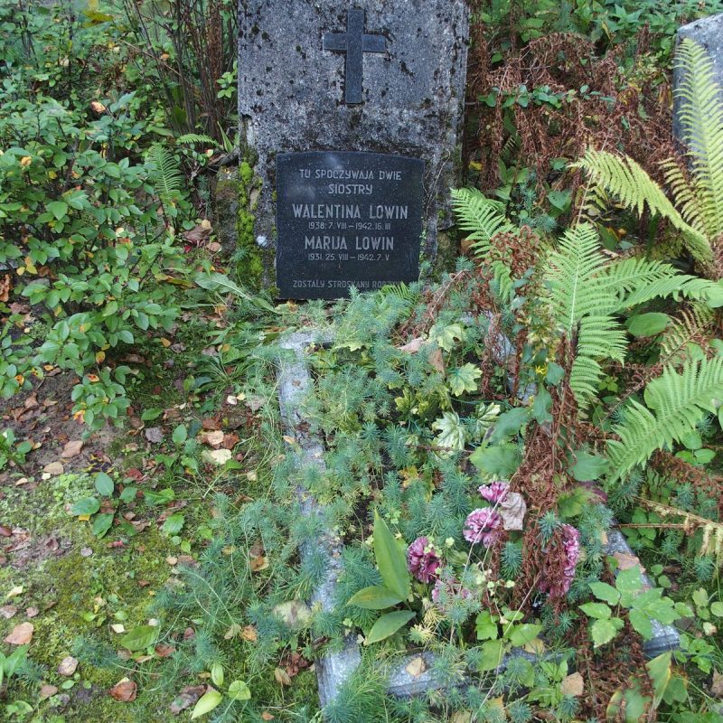 Tombstone of Maria Lowin and Valentina Lowin, St. Michael's cemetery in Riga, as of 2021