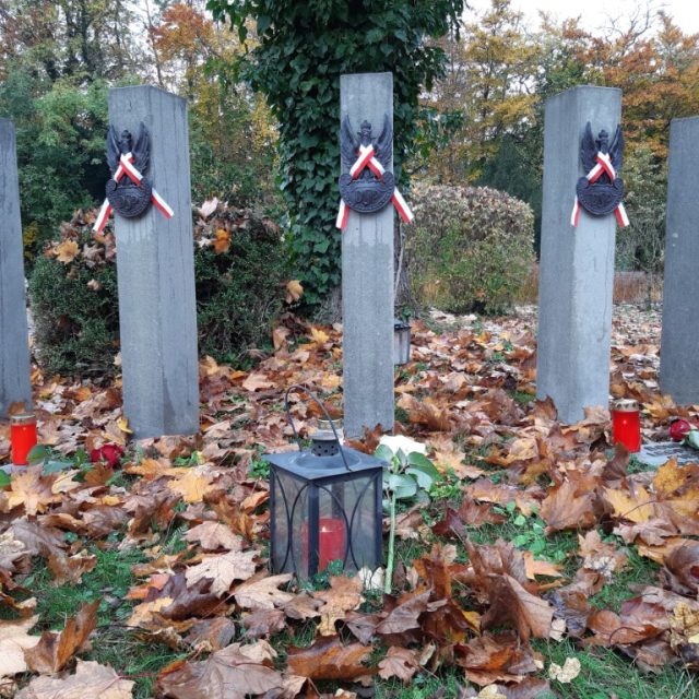 Groby polskich żołnierzy 2 Dywizji Strzelców Pieszych na cmentarzu komunalnym.