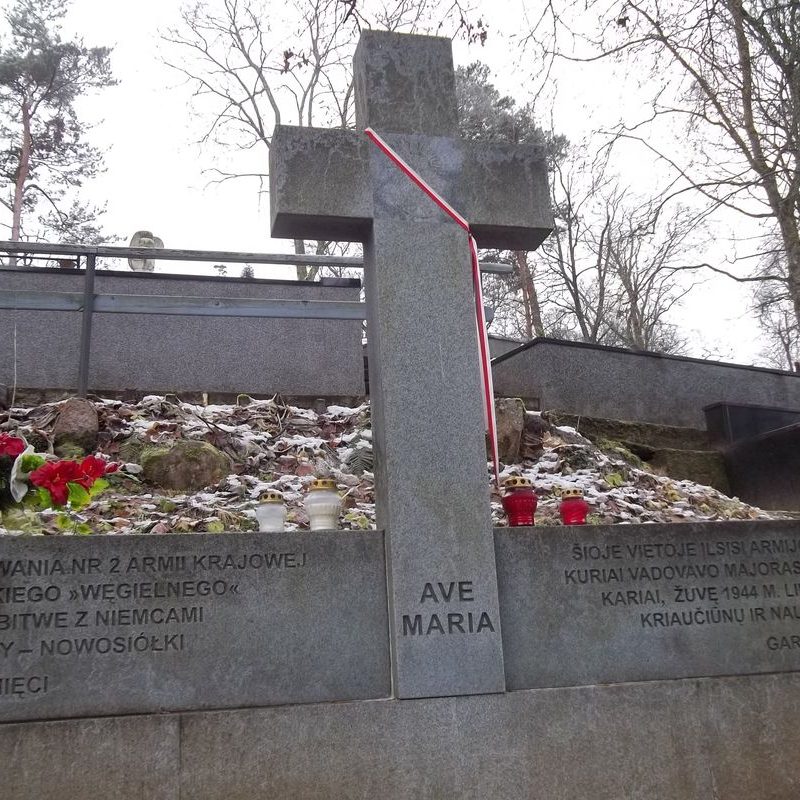 Grób zbiorowy żołnierzy Armii Krajowej, poległych w bitwie pod Krawczunami - Nowosiółkami